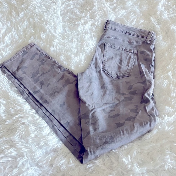 GAP Denim - GAP CAMO CARGO PANTS SIZE 4